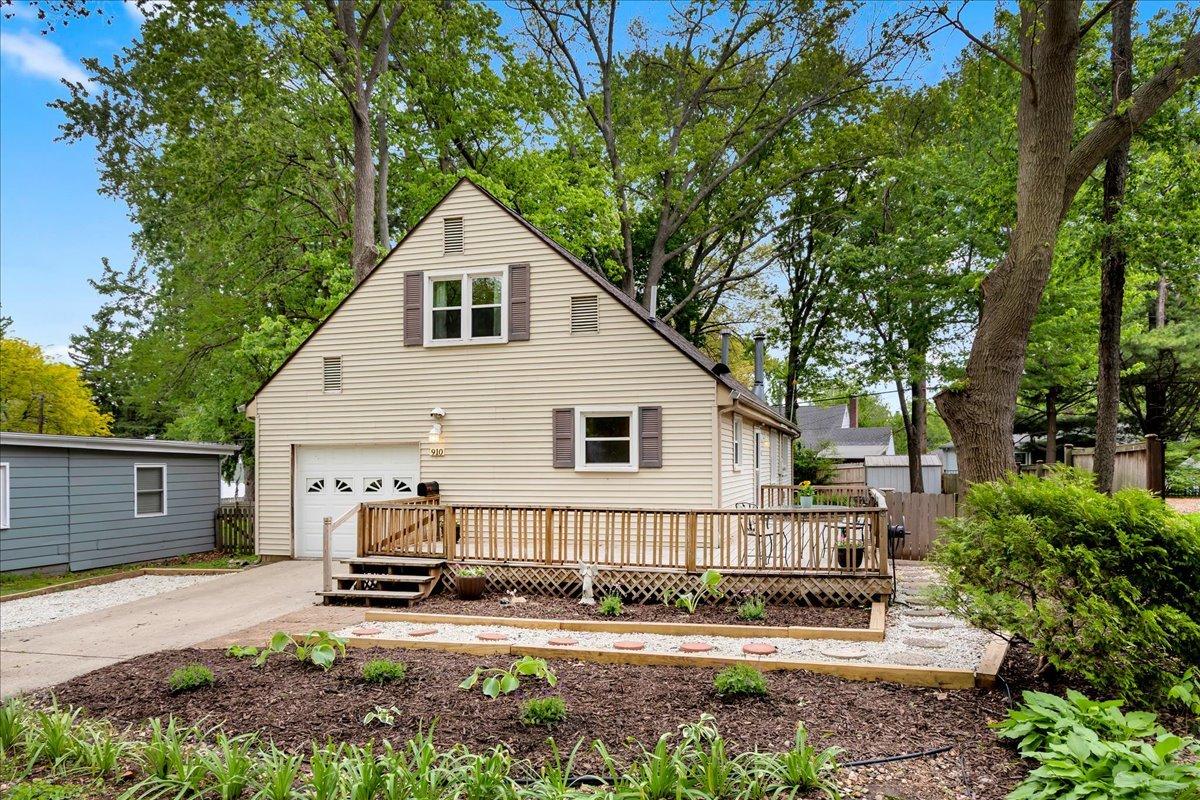 910 Foley Ave., Champaign, IL 61820