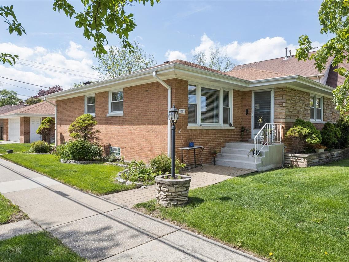 1202 Homestead Rd., La Grange Park, IL 60526