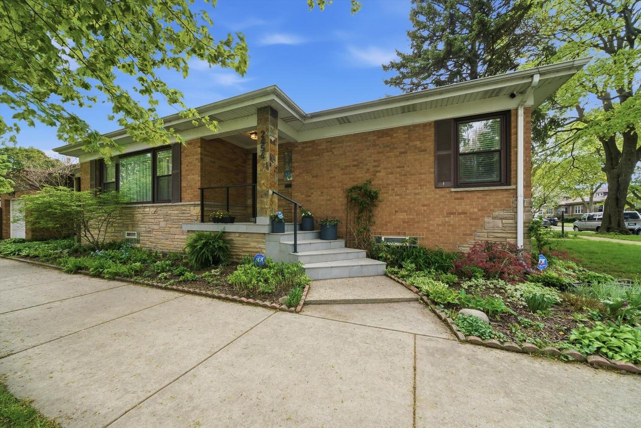 2456 W Farwell Ave., Chicago, IL 60645
