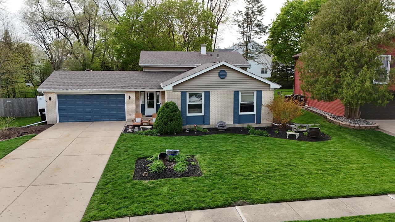 834 Huntington Dr., Crystal Lake, IL 60014