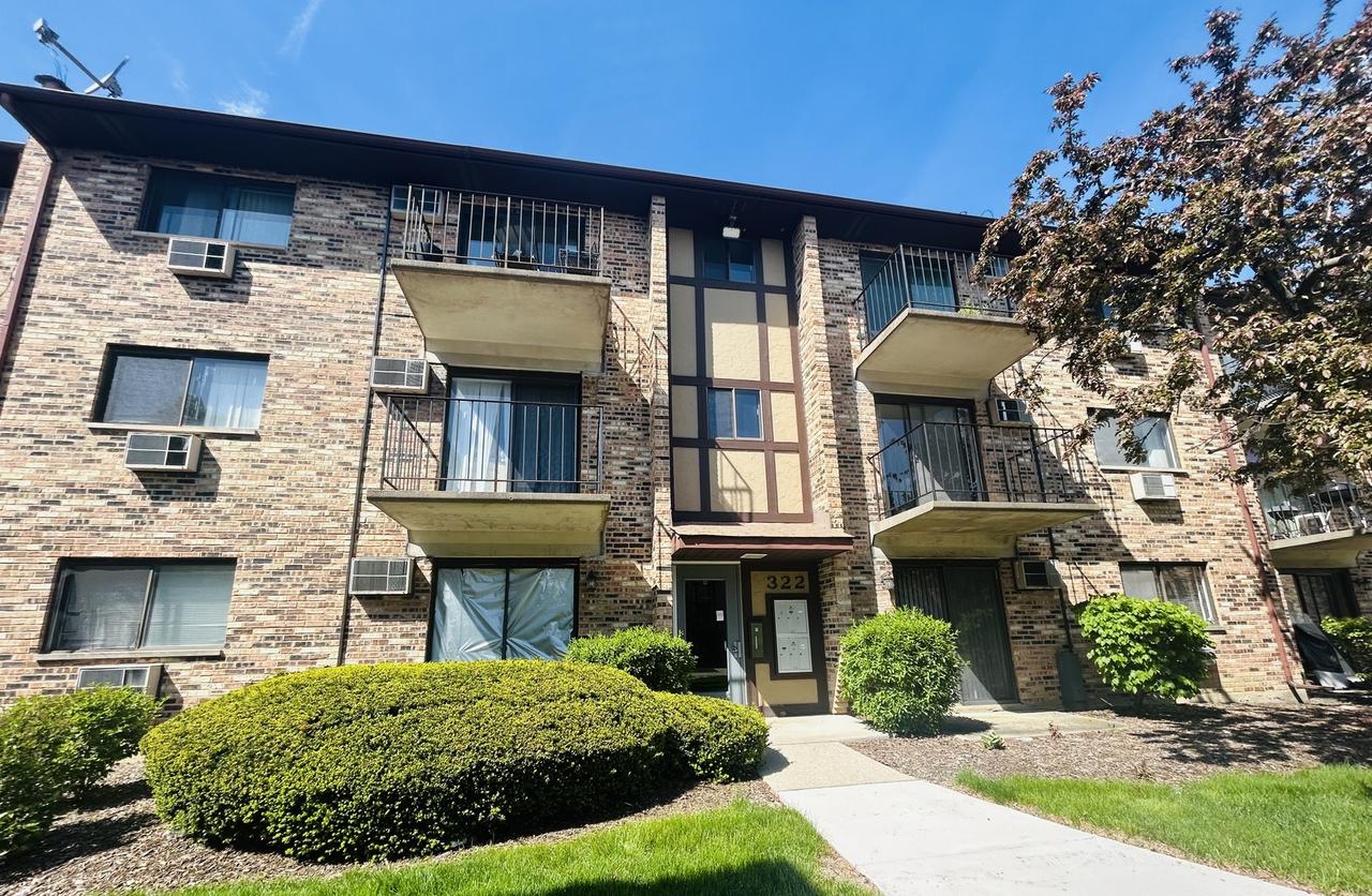 322 Klein Creek Ct. #E, Carol Stream, IL 60188