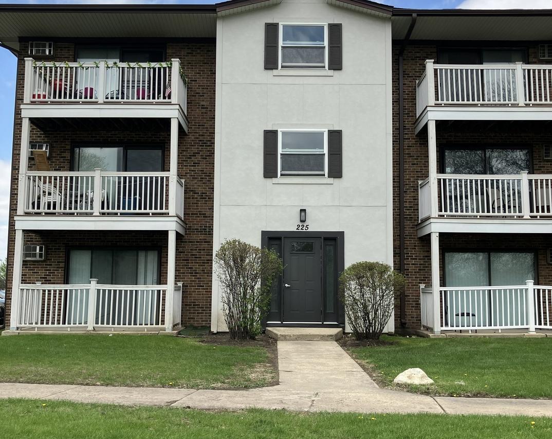 225 Gregory St. #10, Aurora, IL 60504
