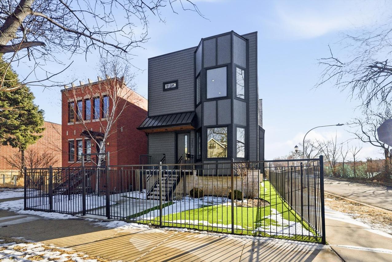 2457 W Byron St., Chicago, IL 60618