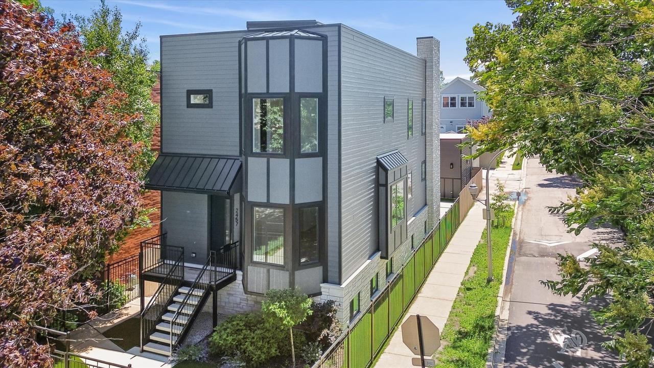 2457 W Byron St., Chicago, IL 60618