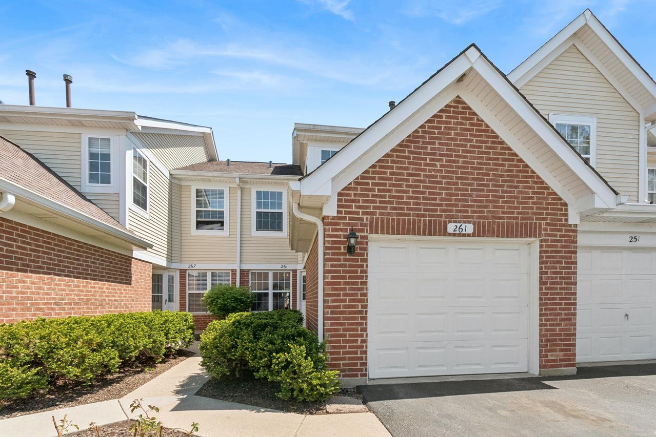 261 Ashbury Ln., Roselle, IL 60172
