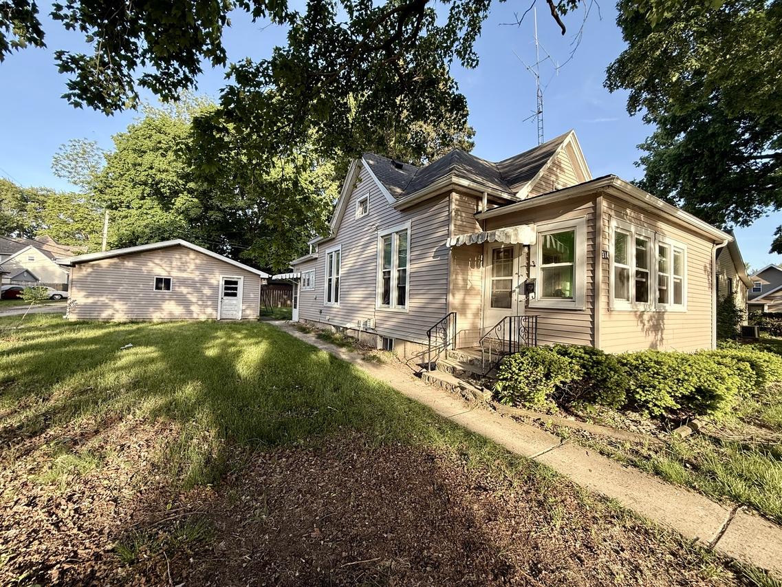 314 S Quincy St., Clinton, IL 61727