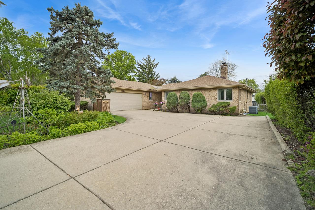 484 Springhill Dr., Roselle, IL 60172