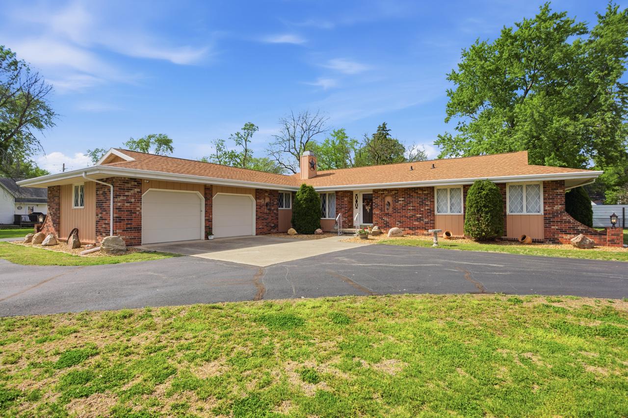208 Water St., Kansas, IL 61933