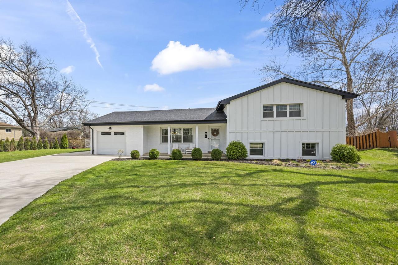 671 Hazel Ct., Roselle, IL 60172