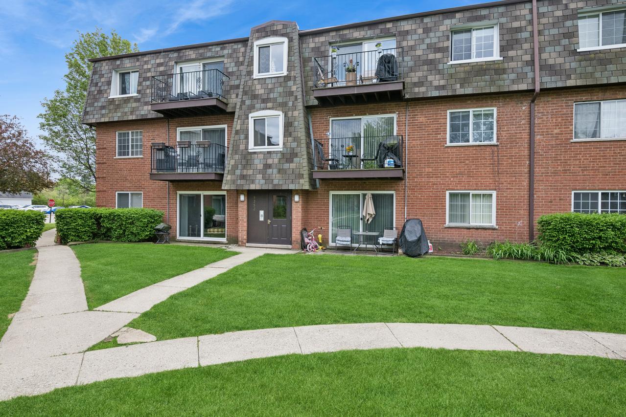 9352 Bay Colony Dr. #1E, Des Plaines, IL 60016