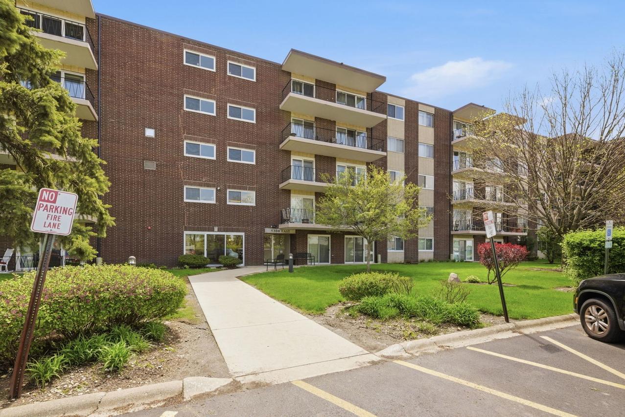 5300 Walnut Ave. #23C, Downers Grove, IL 60515