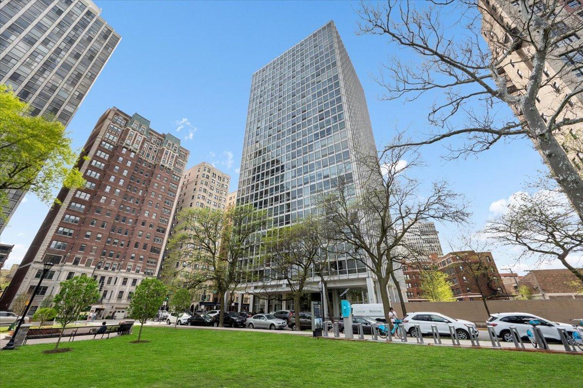 2400 N Lakeview Ave. #1002, Chicago, IL 60614