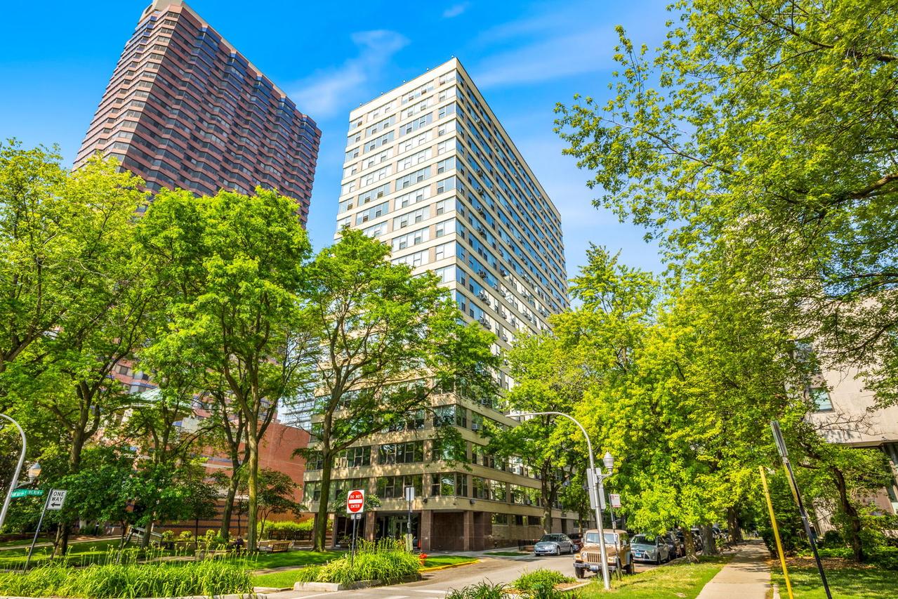 2970 N Lake Shore Dr. #2C, Chicago, IL 60657