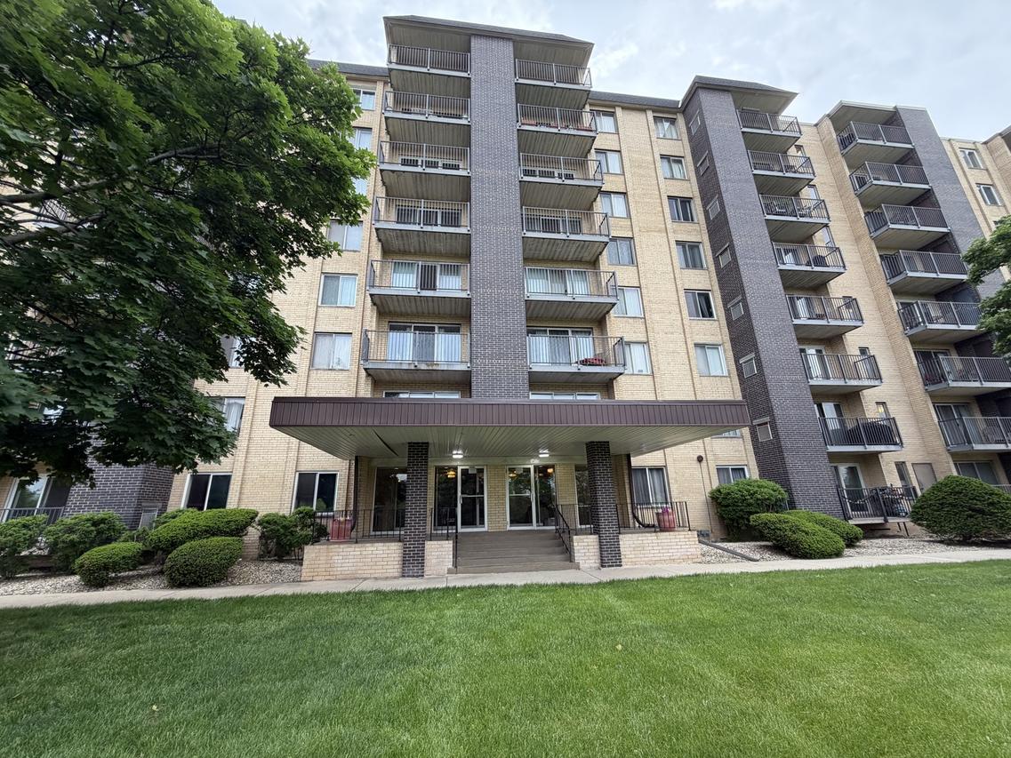 5400 Walnut Ave. #803, Downers Grove, IL 60515