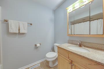 918 Bedford Ln., Libertyville, IL 60048