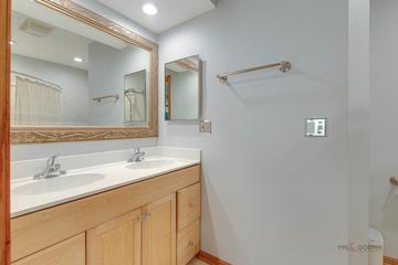 918 Bedford Ln., Libertyville, IL 60048