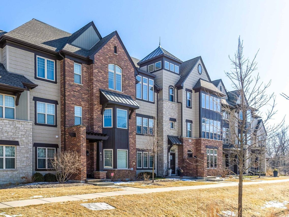 633 Parkside Ct., Libertyville, IL 60048