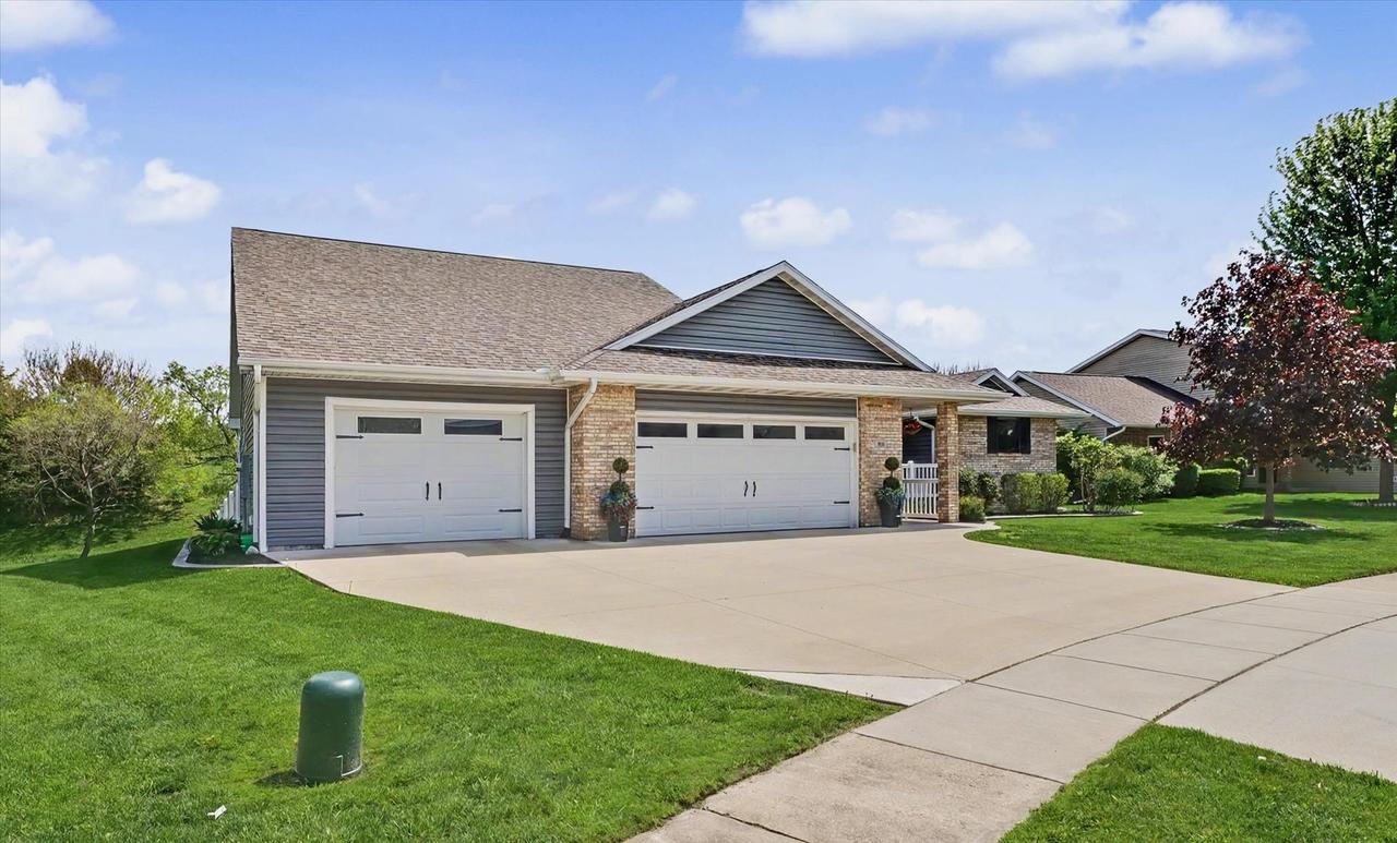 808 Cedar Ridge Ct., Mahomet, IL 61853
