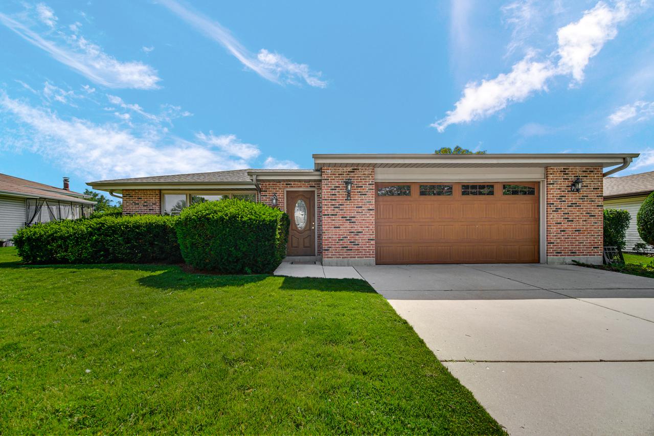 2042 W Spring Ridge Dr., Arlington Heights, IL 60004