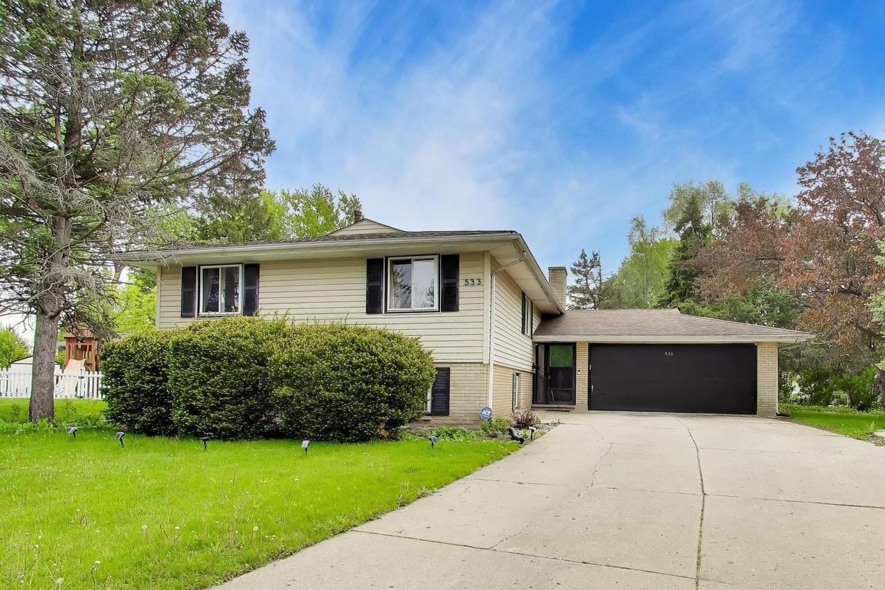 533 Carr Ct., Schaumburg, IL 60193