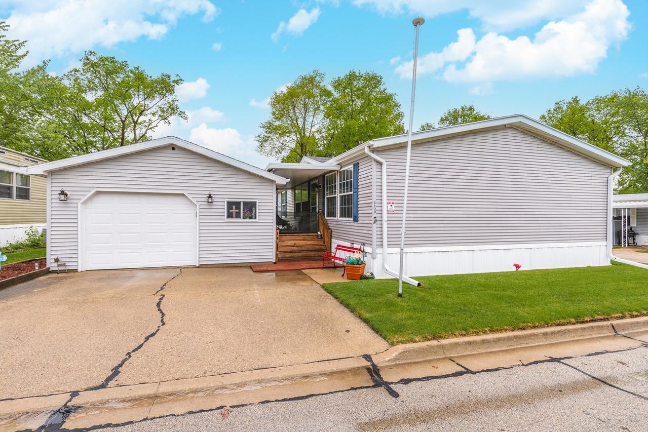 1129 11th St., Bloomington, IL 61704