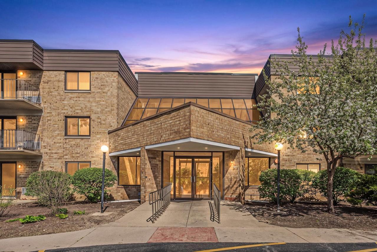 5600 Astor Ln. #320, Rolling Meadows, IL 60008