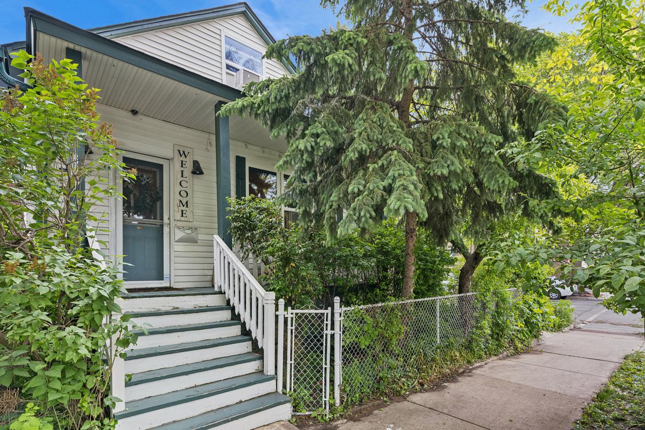500 W 42nd St., Chicago, IL 60609