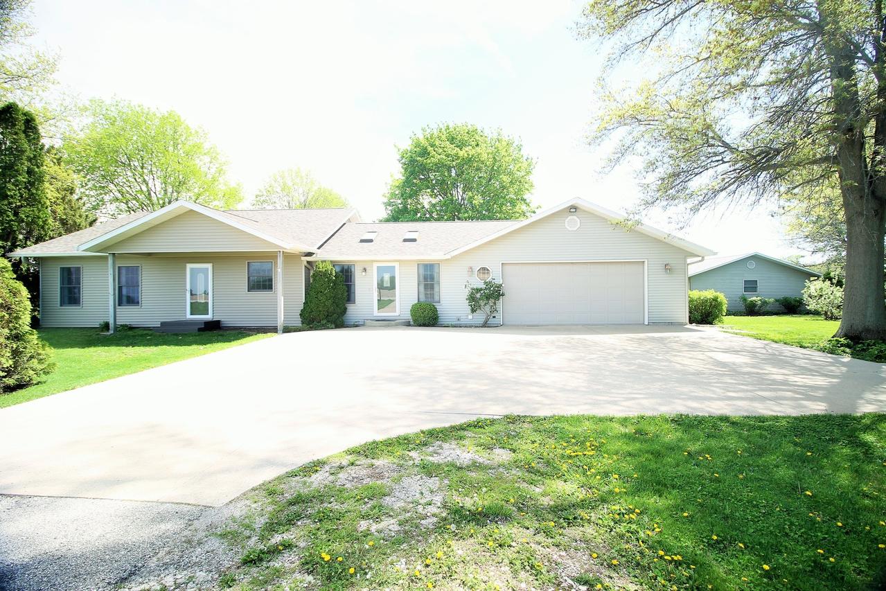 10093 Wolf Rd., Geneseo, IL 61254