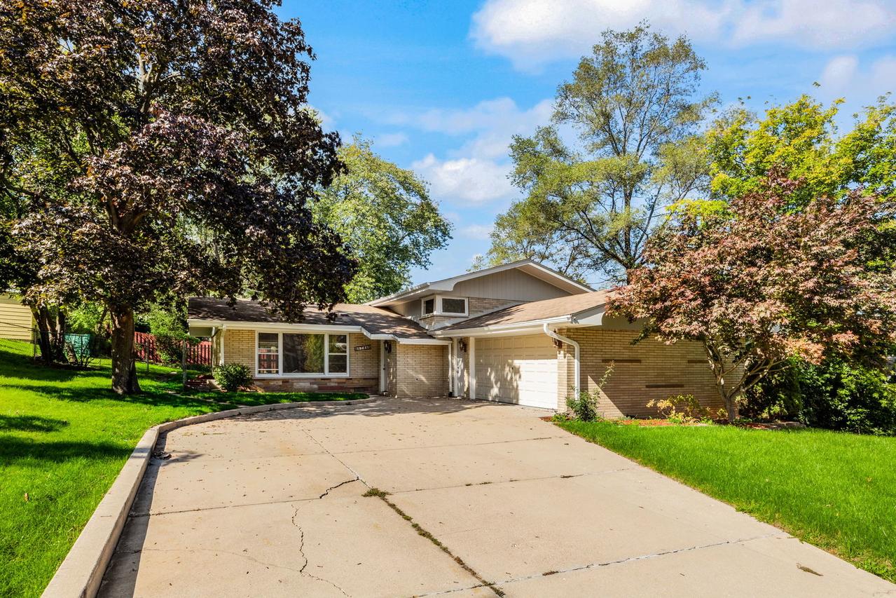 8746 S 81st Ct., Hickory Hills, IL 60457