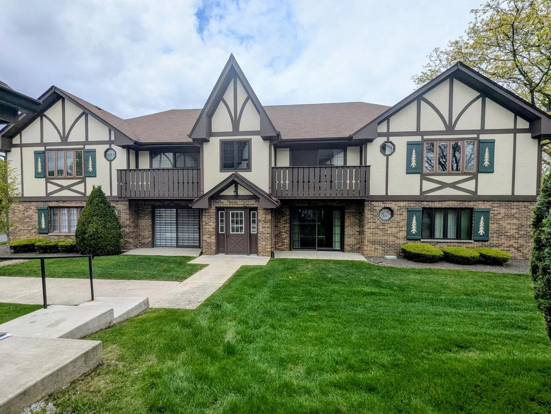 11511 Autobahn Dr. #102, Palos Park, IL 60464