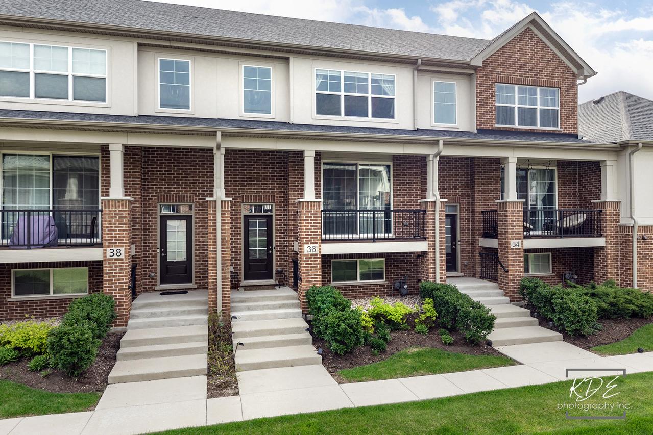 36 Woodmoor Ct., Lombard, IL 60148