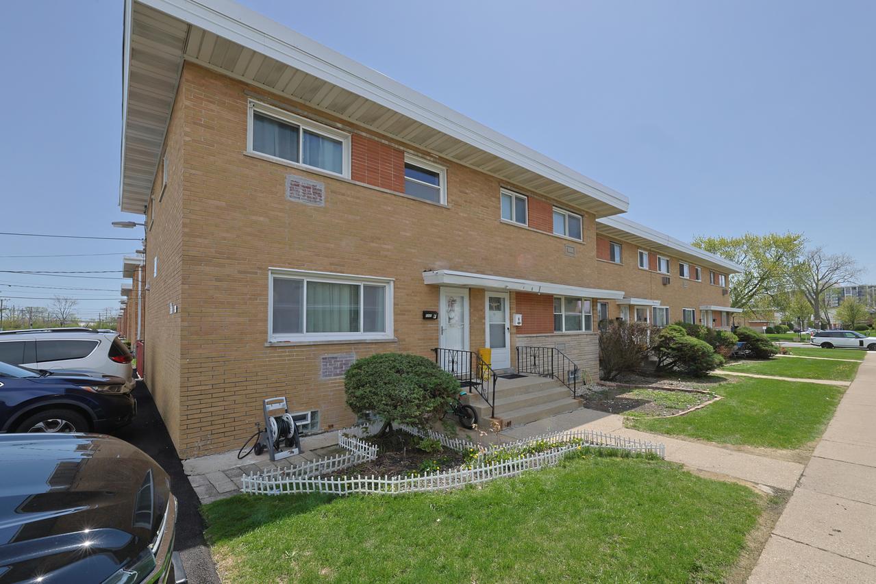 8668 Gregory Ln. #F, Des Plaines, IL 60016