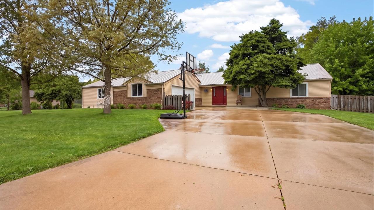 13884 Rengel Dr., Bloomington, IL 61705