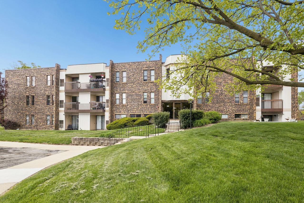 2216 Country Club Dr. #15, Woodridge, IL 60517
