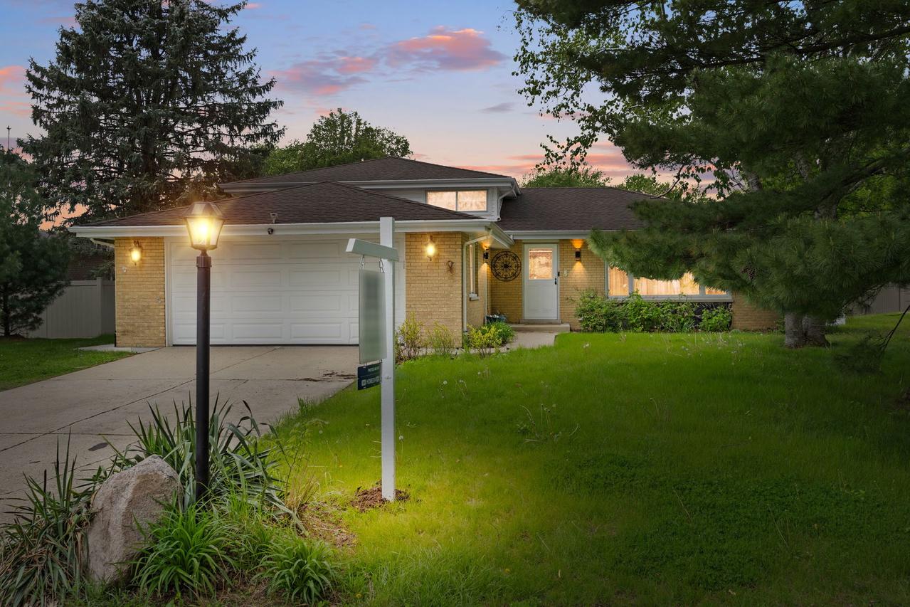 9S172 Cumnor Rd., Downers Grove, IL 60516