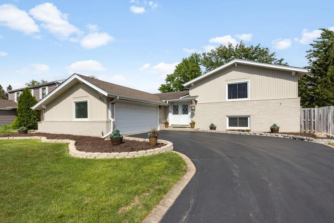 621 Newport Ave., Westmont, IL 60559