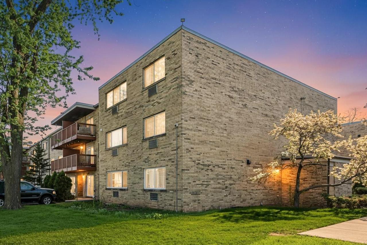 700 W Dempster St. #G1, Mount Prospect, IL 60056