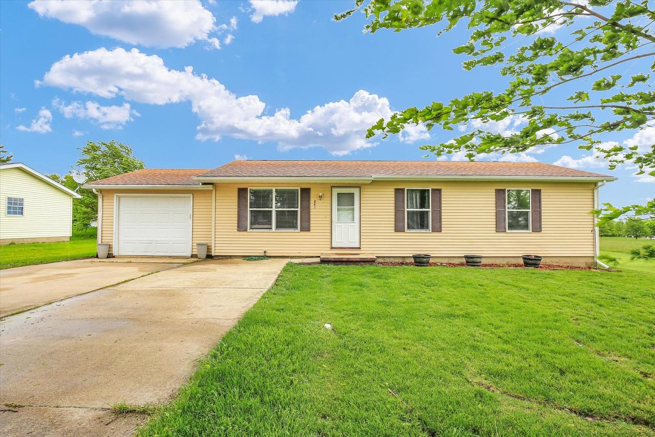 841 S High St., Paxton, IL 60957
