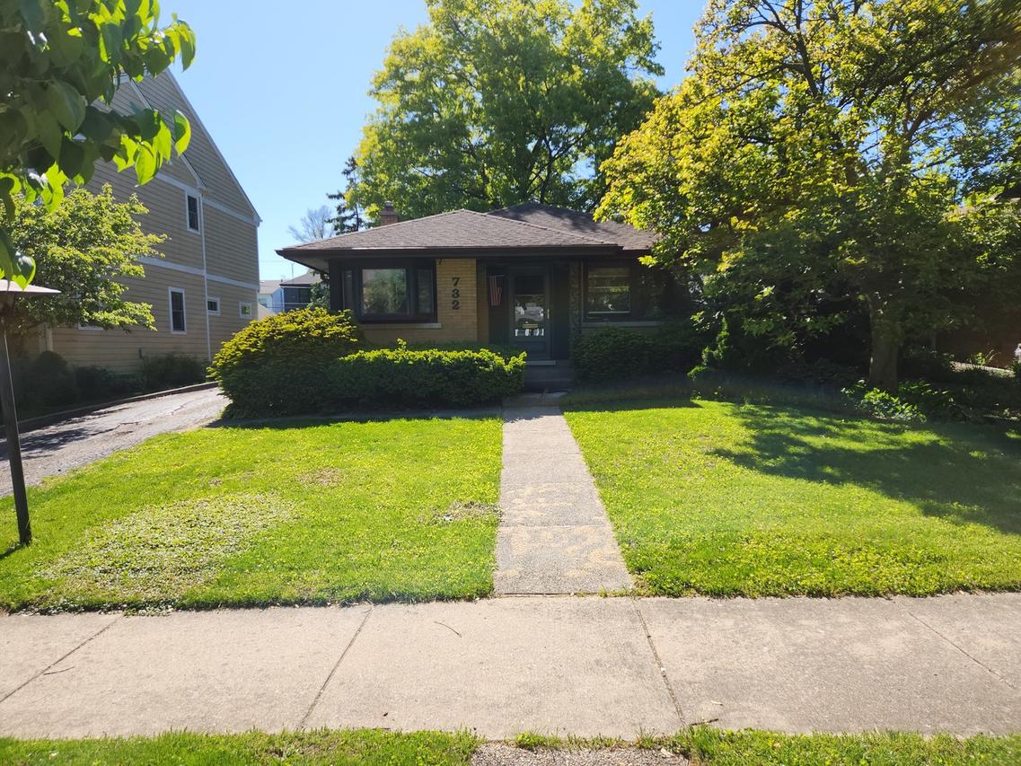 732 S Hillside Ave., Elmhurst, IL 60126