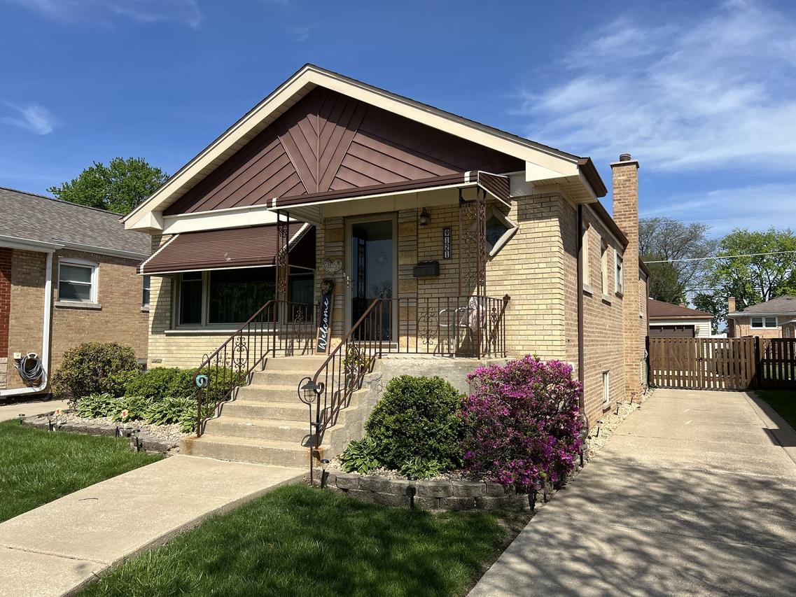 9121 S Hamlin Ave., Evergreen Park, IL 60805