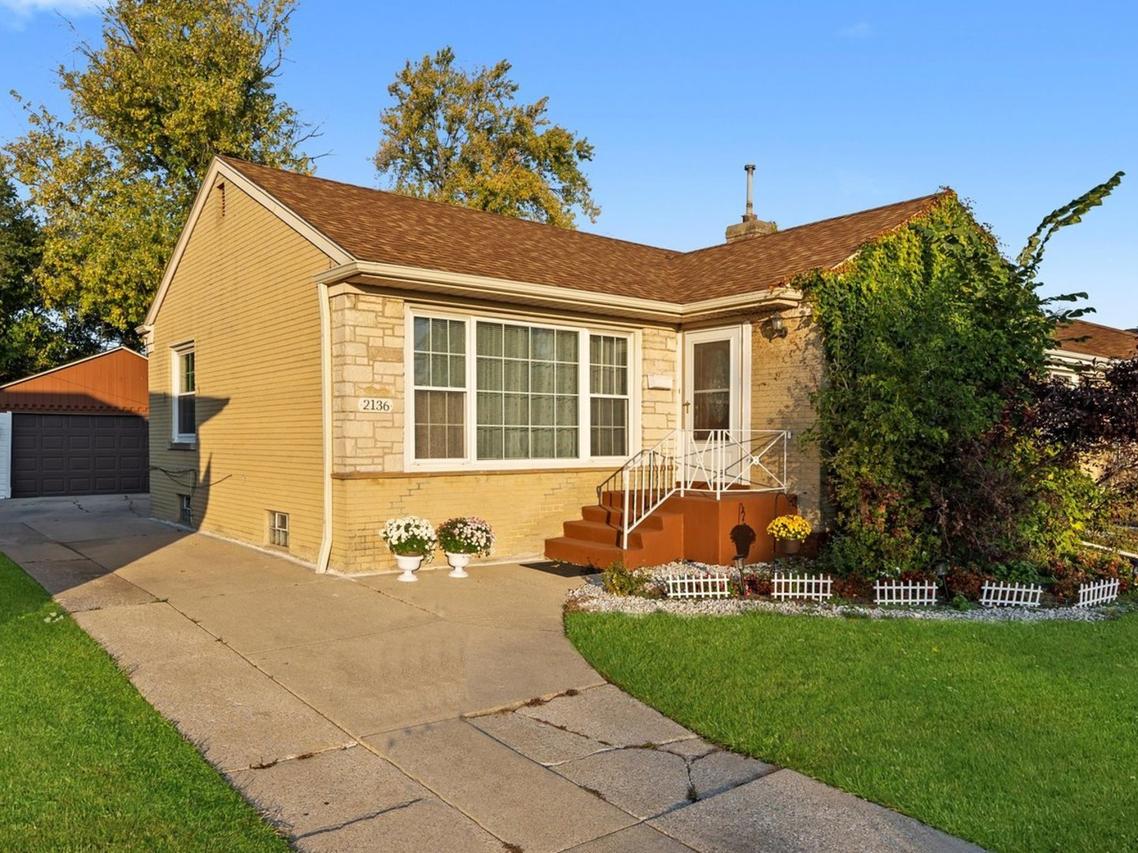 2136 Bristol Ave., Westchester, IL 60154