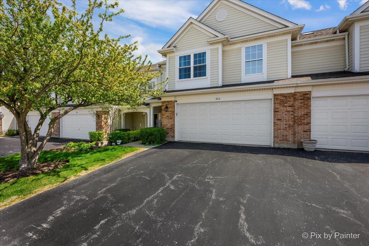 902 Huntington Dr., Elk Grove Village, IL 60007