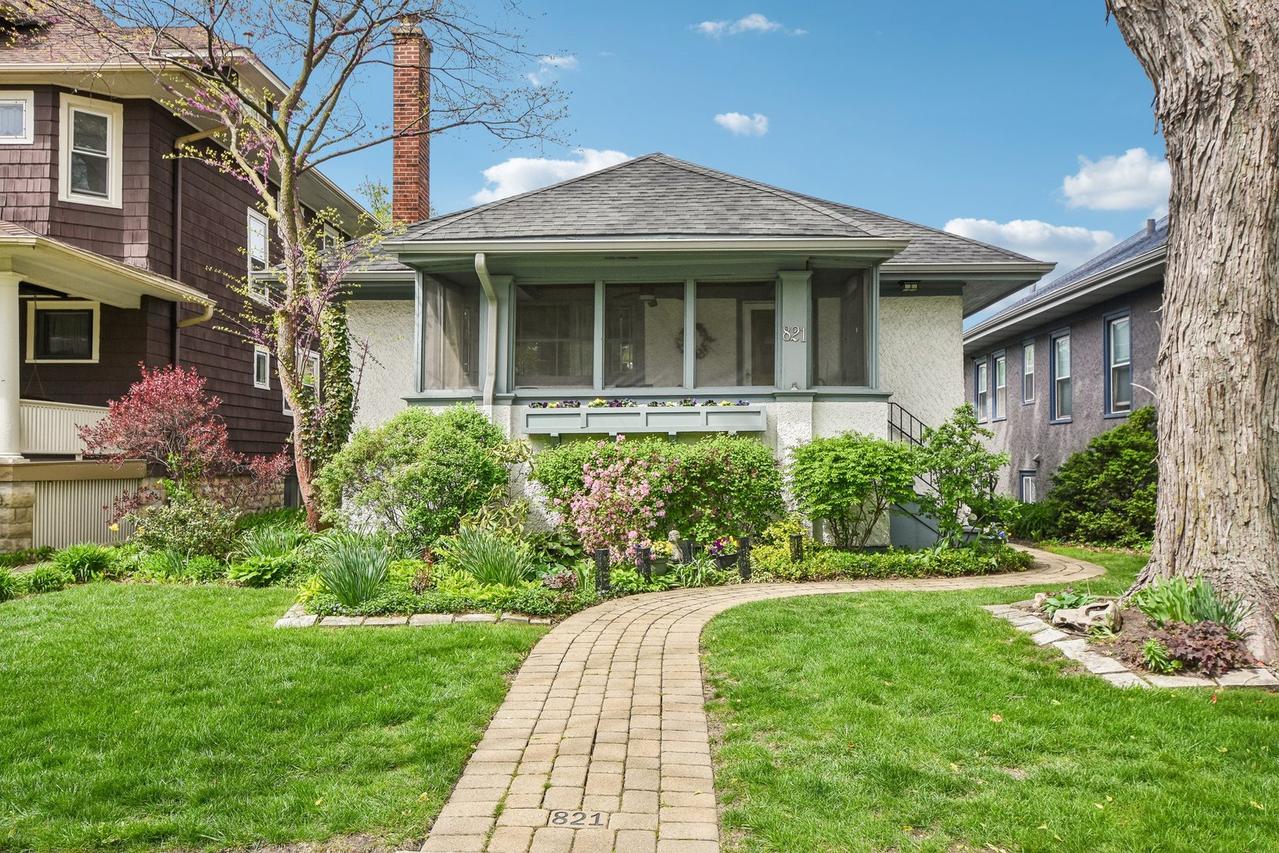 821 N Grove Ave., Oak Park, IL 60302