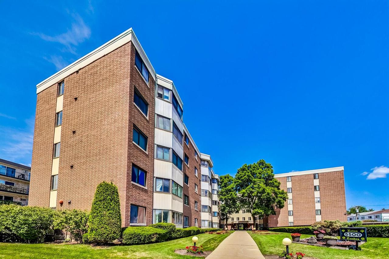 5500 Lincoln Ave. #201W, Morton Grove, IL 60053