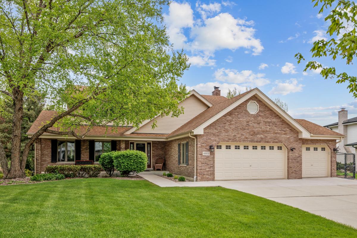 8903 Vail Ln., Woodridge, IL 60517