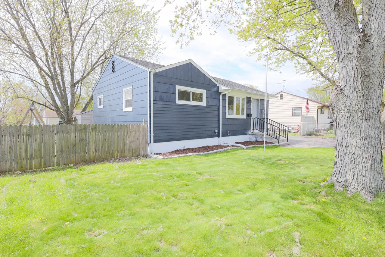1733 Ballentine St., Waukegan, IL 60087