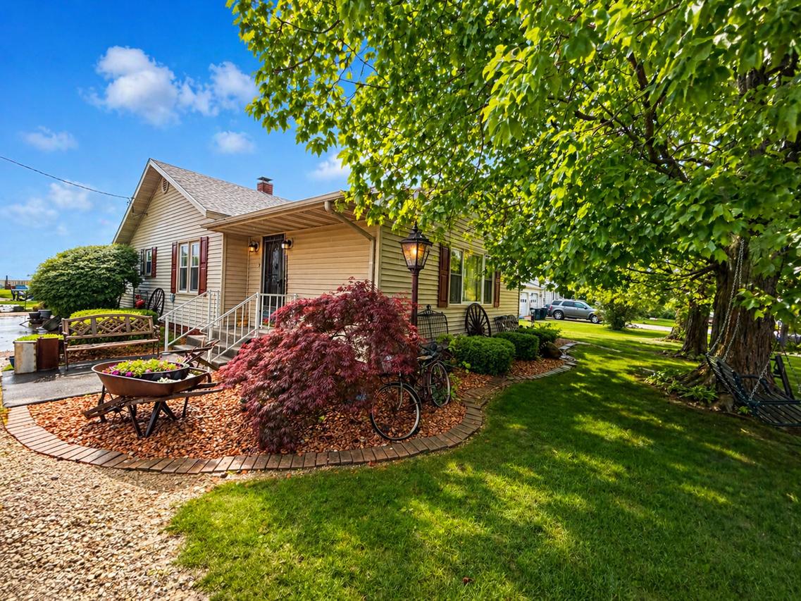 310 N Poplar St., Farina, IL 62838