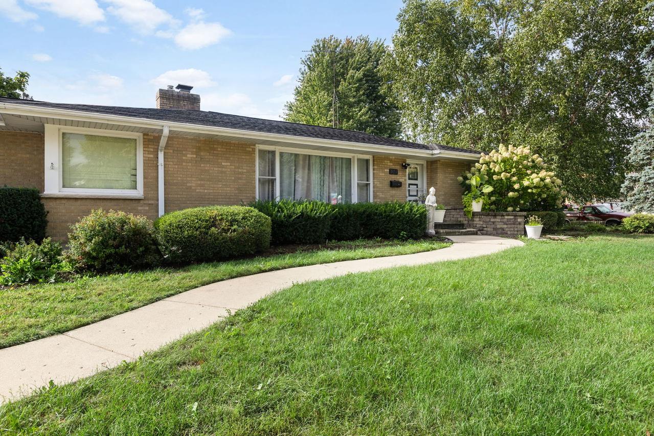 971 Demmond St., Elgin, IL 60123