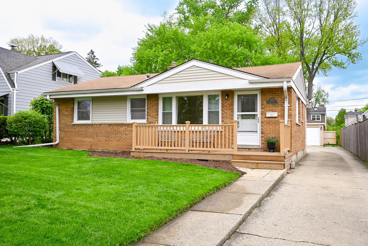 449 W Verret St., Elmhurst, IL 60126