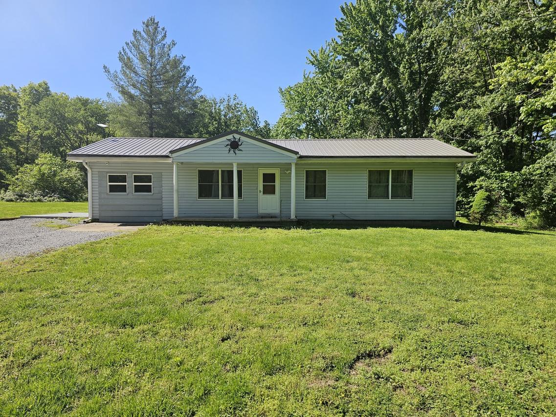 450 W Saddle Club Rd., Bonnie, IL 62816